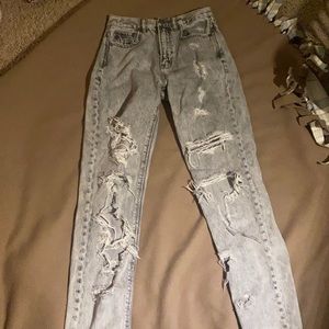 American eagle ripped mom jeans !